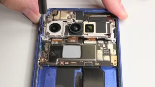 Google Pixel 10 primește 6/10 la capitolul reparabilitate; iFixit a disecat smartphone-ul (Video)