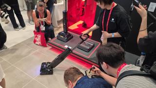 IFA 2025: Roborock F25 Ultra curăță ketchup, lapte cu cacao, chipsuri cu abur puternic