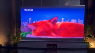 IFA 2025: Care e treaba cu televizorul rulabil din pânză și cu LASER de la Hisense? (Hands On)