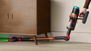 Dyson trece pe full automat: 11 produse noi anunțate la Berlin, inclusiv un robot care își spală singur mopul