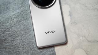vivo X300 și X300 Pro vin cu un corp ultra-subțire, de doar 7mm; Design revoluționar ce implică sticlă sculptată la rece