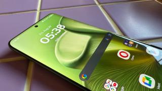 Motorola Edge 60: Display suficient de luminos pentru grosul publicului