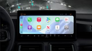 CarPlay primește un upgrade serios cu iOS 26; Design Liquid Glass, widgeturi și streaming video direct în mașină