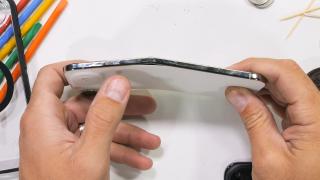 Se îndoaie sau nu? iPhone Air testat de JerryRigEverything (Video)