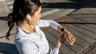 E LUNI e AMAZON: Amazfit Cheetah Square – smartwatch ultra-ușor cu GPS dual, display AMOLED de 1,75”, AI coach și hărți offline