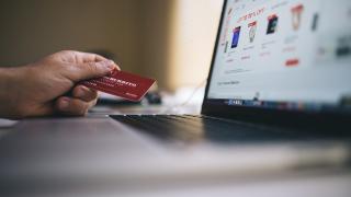 Românii preferă sfatul familiei în locul AI-ului; doar 16% se bazează pe inteligența artificială la cumpărături