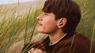 Bang & Olufsen lansează Beo Grace, noile căști true wireless din aluminiu; driver de titan și ANC adaptiv