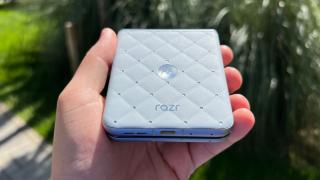 Motorola razr 60 Swarovski Unboxing: Smartphone-ul pliabil primește zeci de cristale Swarovski și o pereche de căști cercei care completează look-ul (Video)