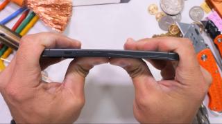 Se îndoaie, se zgârie iPhone 17? JerryRigEverything are cuvântul, cu clasicul test de rezistență