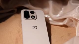 OnePlus 15 a primit un unboxing deja: metal “militar”, gaming la 165 FPS (Video)