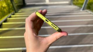 Motorola moto g86 Power: Acustică stereo, cu speakerul de jos ce duce greul audiţiei