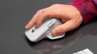 Primul mouse Logitech cu feedback haptic e aici! MX Master 4 vine cu scroll mai precis, autonomie de 70 de zile și funcții avansate pentru profesioniști