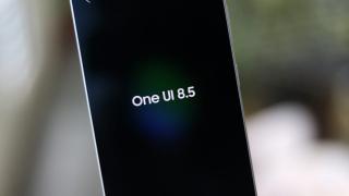 Notificările devin mai „deștepte” în One UI 8.5; Samsung testează rezumate generate de AI