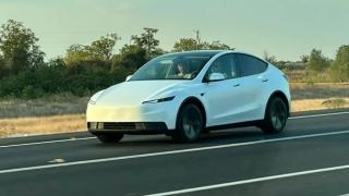 Tesla Model Y în varianta mai "de buget" apare fotografiat fără camuflaj; Cât va costa?