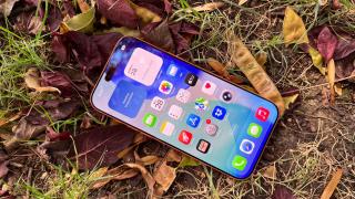 Apple iPhone 17 Pro Max: OS UI - iOS 26 mizează pe transparența Liquid Glass, mai light pe partea de AI
