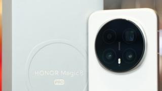 Honor Magic8 Pro fotografiat acum și pe alb, cu finisaj mat și în contrast cu modulul negru de cameră