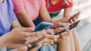 YouTube, AppStore și Google Play luate în vizor de Comisia Europeană pentru modul în care respectă siguranța minorilor pe platformele lor