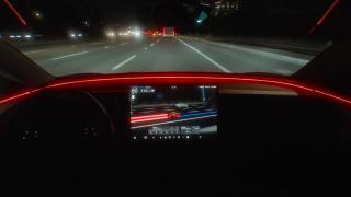 O mașină de zeci de mii de euro, folosită pentru promovarea unui film; Tesla adaugă Tron în interfață, dar șoferii cer funcții utile, nu marketing