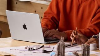 Apple prezintă MacBook Pro (2025): Modelul de 14 inch primește cipul M5 ce promite un salt uriaș în performanța AI