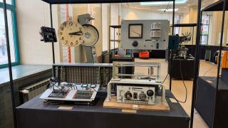 Am vizitat Palatul Telefoanelor şi am văzut centrale şi telefoane din anii 1950, 1970 (Video)