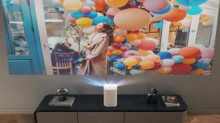 Samsung lansează The Premiere 5, un proiector vertical cu proiecție tactilă pe podea și perete
