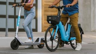 RCA devine obligatorie pentru trotinete și biciclete electrice; Deputații au votat legea decisivă