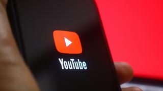 Gata cu doomscrolling-ul! YouTube adaugă limită de timp pentru Shorts