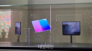 Galaxy Z TriFold, confirmat oficial! Pliabilul în 3 secțiuni expus într-un stand de sticlă, fără interacțiune directă