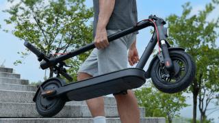S-au votat regulile pentru trotinete electrice: RCA devine obligatorie, nu mai ai voie cu viteză peste 25 km/h sau fără cască