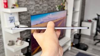 Samsung Galaxy Tab S11: Design slim și corp metalic foarte ușor de manevrat de pe canapea