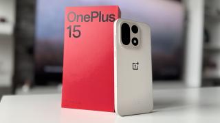 OnePlus 15 unboxing: gaming la 165 FPS, baterie de 7300 mAh şi preţ sub 5000 lei cu voucher