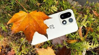 OnePlus 15: Finisaj mat excelent pentru un spate cu acoperire ceramică și zgârieturi care... se șterg