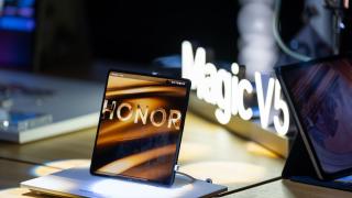 HONOR intră în campania de Black Friday cu reduceri la pliabile și flagship-uri; Magic V5 rămâne în prim-plan
