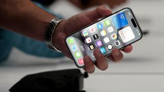 iOS 27 vine cu AI și optimizări serioase; Apple promite stabilitate și un Siri mai deștept