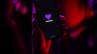Deezer trage frâna: peste un sfert din muzica livrată zilnic pe platformă e generată complet de AI