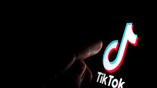 TikTok lasă utilizatorii să controleze conținutul generat de AI; peste 1,3 miliarde de clipuri etichetate pe platformă
