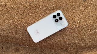 POCO F8 Pro: Design premium cu sticlă și metal, atent finisat și abordare glossy-mat