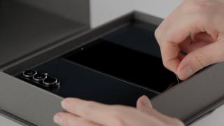 Samsung Galaxy TriFold primeşte un unboxing în faţa camerei! Ce e extra în cutie?