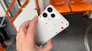 Nothing Phone (3a) Lite: Design cu elemente asimetrice, transparent și cu un pui de iluminare Glyph