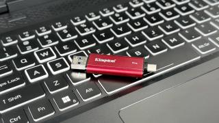 Cel mai mic SSD testat de mine! Kingston Dual Portable (1 TB) are mărimea unui stick USB și oferă viteze de transfer excelente, de până la 1050 MB/s