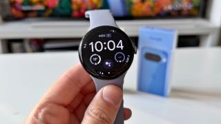 Google aduce gesturi noi pe Pixel Watch 4 + răspunsuri rapide optimizate cu AI local
