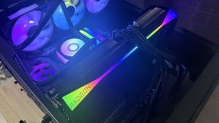 Am testat XFX Radeon RX 9070 XT într-un PC „cu greutate” - Placă video puternică, ce oferă coolere magnetice și performanță de top