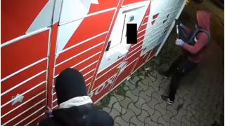 Furt din easybox la Bacău: Doi tineri au încercat să fure telefoane comandate online