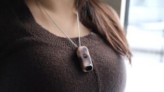 Motorola a lansat un pandantiv care vorbeşte română, are cameră, vede şi interpretează tot în jur - Project Maxwell