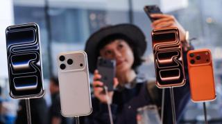 Piața smartphone-urilor în 2025 a crescut cu 2%: Apple conduce, Samsung și Xiaomi completează podiumul