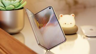 iPhone Fold ar putea avea balama din metal lichid; Apple testează materialul de peste 15 ani