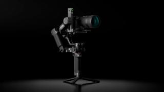 DJI RS5 este un gimbal care suportă 3 kilograme de echipament, are tracking superior pe ecranul tactil