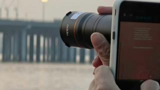Oppo Find X9 Ultra fotografiat în acțiune, cu accesoriu telephoto de 300mm atașat pe cameră