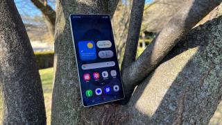 Şi One UI 9 se va inspira din iOS 26, aducând extra transparenţă, look de "sticlă"