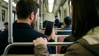 Samsung confirmă una dintre noutățile rezervate lui Galaxy S26 Ultra; Cu Privacy Screen nu mai ai nevoie de folii "negre" pe ecran